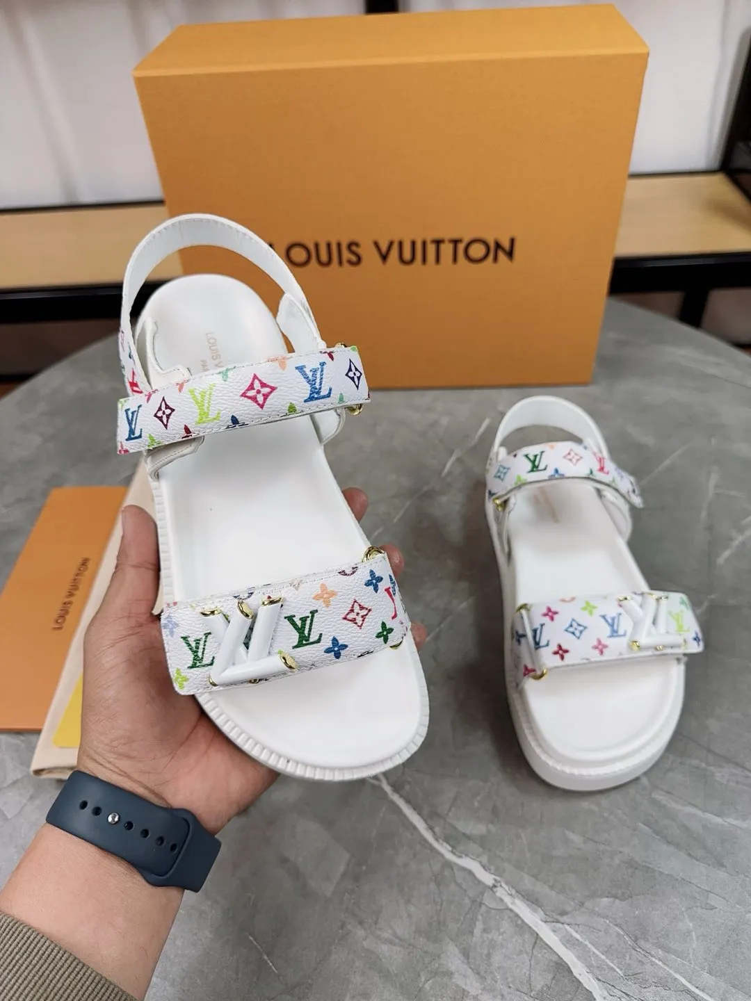 👟👟Ex-factory price 460👟👟 🌈LV | Louis Vuitton 🧡💚2025 spring and summer new style top version‼ ️The original version is the same. The counter focuses on the latest new beach shoes. Hard goods are new🆕 ❥Purchase level! Full of high-end feel! A popular model among bloggers at home and abroad, it’s retro and fashionable and looks amazing on your feet! Mainly recommended model on the official website★ ━━━━━ ЅᏇєєt ━━━━━ ▪️Upper: original customized leather ▪️Inner lining: cow lining ▪️Outsole: rubber PU combination high-end outsole ▪️Shoe size: 35-45 (35-45 customized